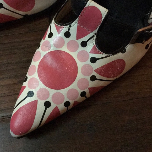 White, pink and black pointed toe heels! Size 5. - Picture 6 of 8